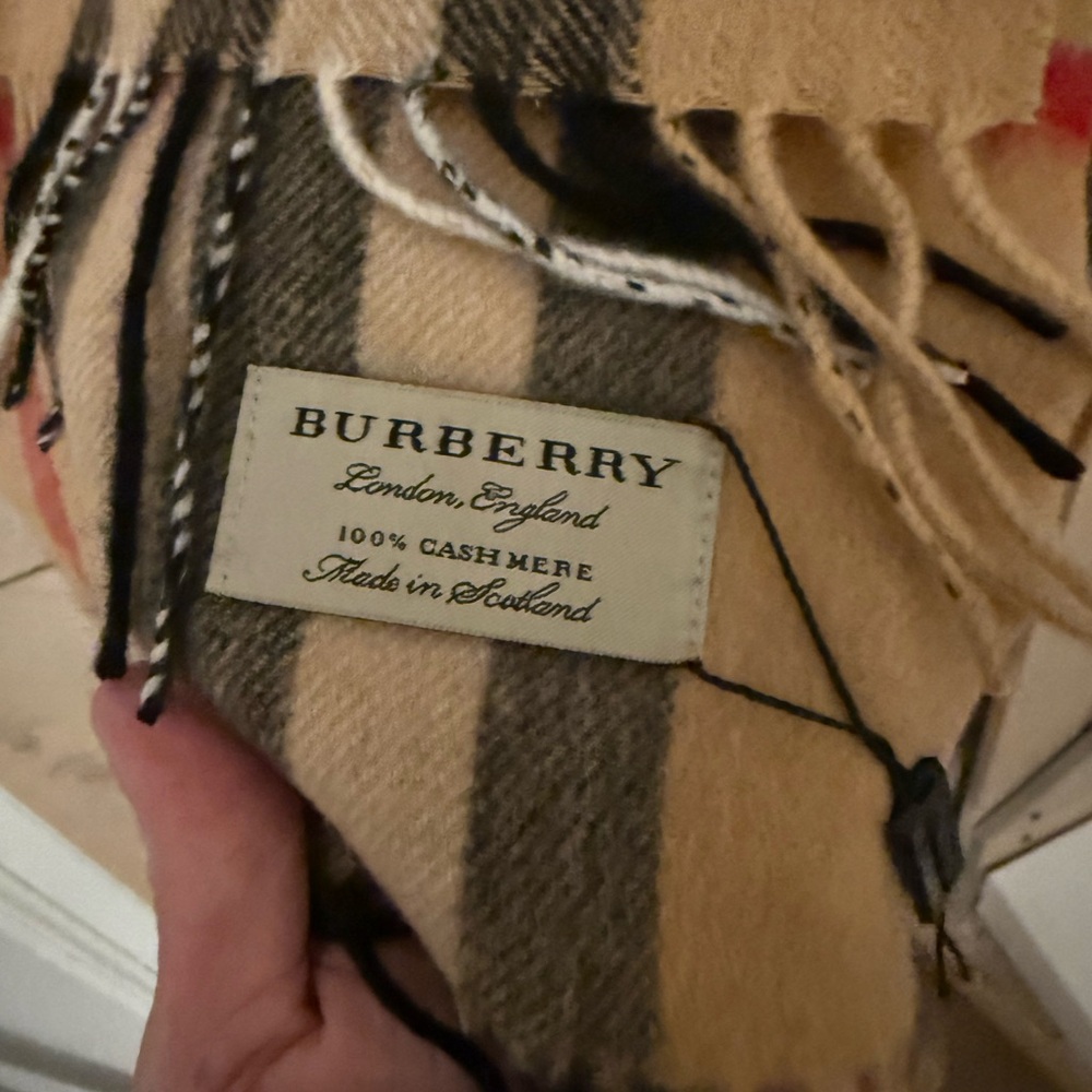 NWT Burberry Beige Classic Checkered Cashmere Scarf - Picture 4 of 8